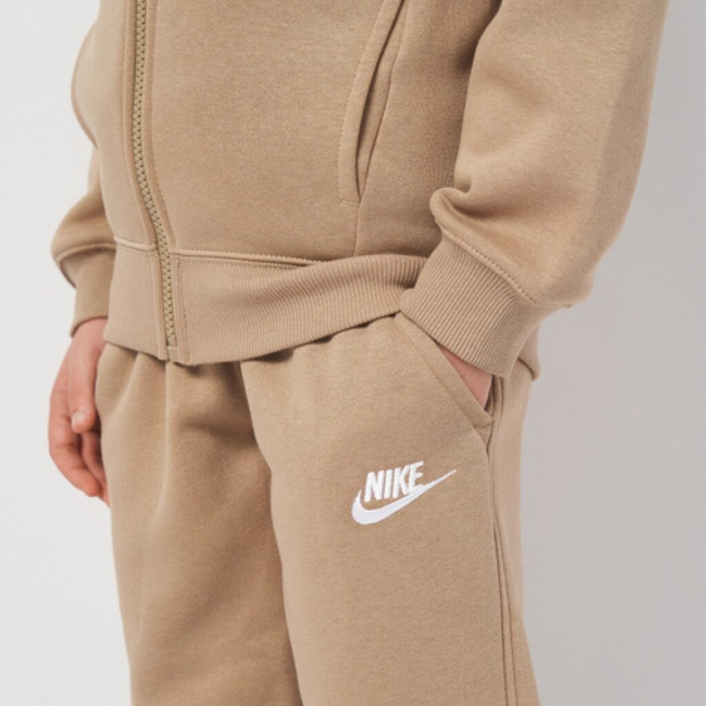Ensemble de Survêtement Nike Sportswear Club Fleece Enfant FD3114-247 https://mastersportdz.store original Algerie DZ Ensemble de Survêtement Nike Sportswear Club Fleece Enfant FD3114-247 https://mastersportdz.store original Algerie DZ