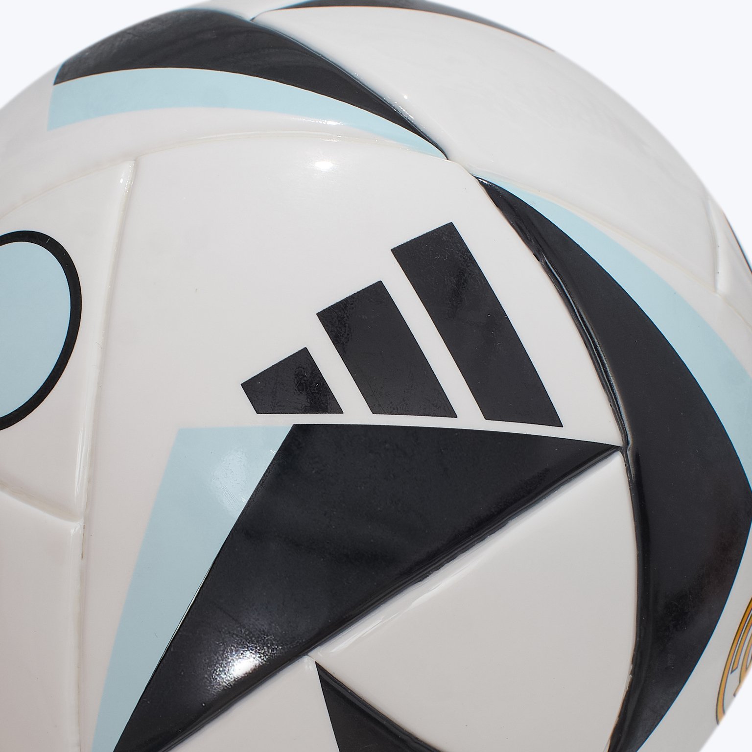 Mini ballon de football Adidas Real Madrid Home HT2422 https://mastersportdz.store original Algerie DZ Mini ballon de football Adidas Real Madrid Home HT2422 https://mastersportdz.store original Algerie DZ