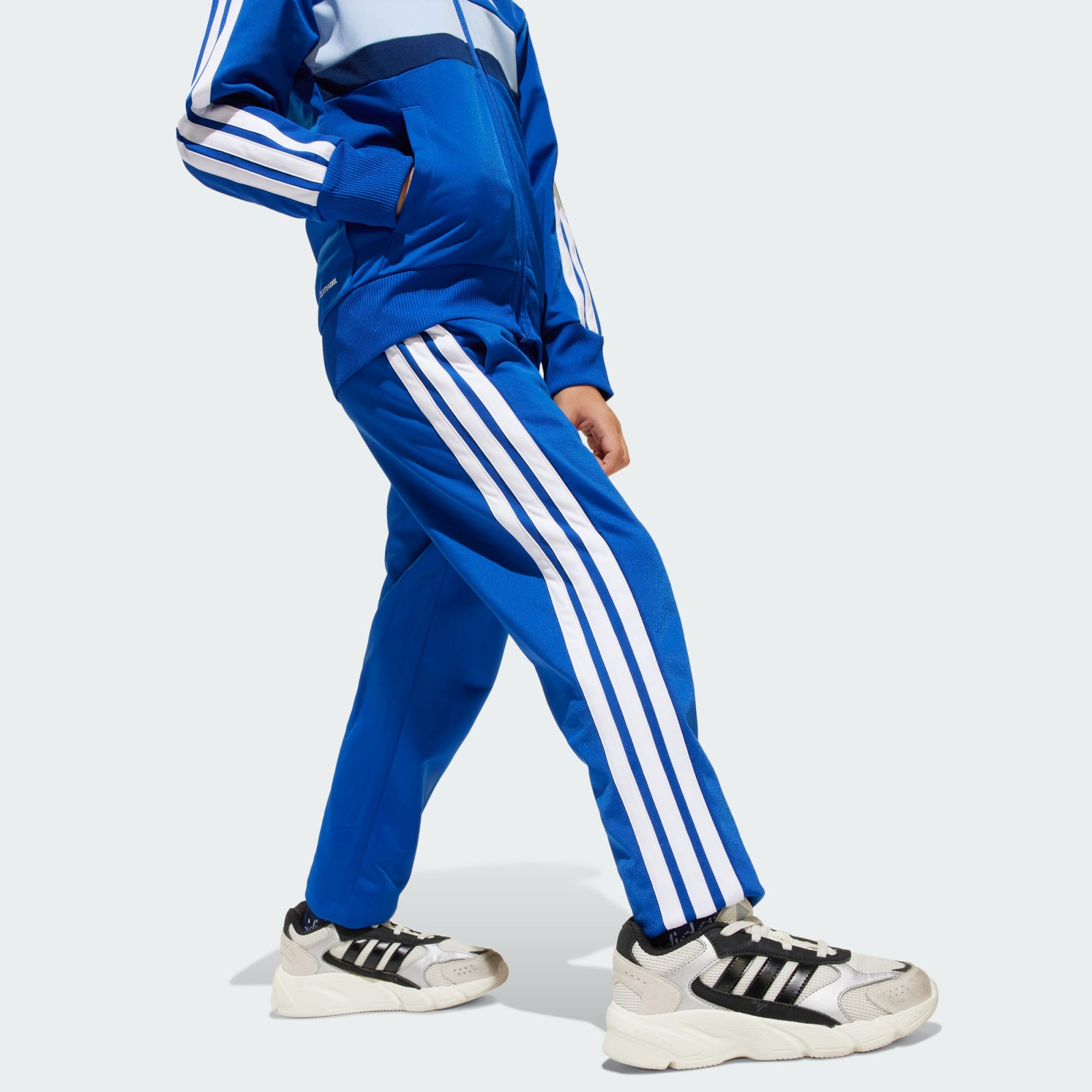 Ensemble de Survêtement Adidas Tiberio 3 Bandes Enfant JC7512 https://mastersportdz.store original Algerie DZ Ensemble de Survêtement Adidas Tiberio 3 Bandes Enfant JC7512 https://mastersportdz.store original Algerie DZ