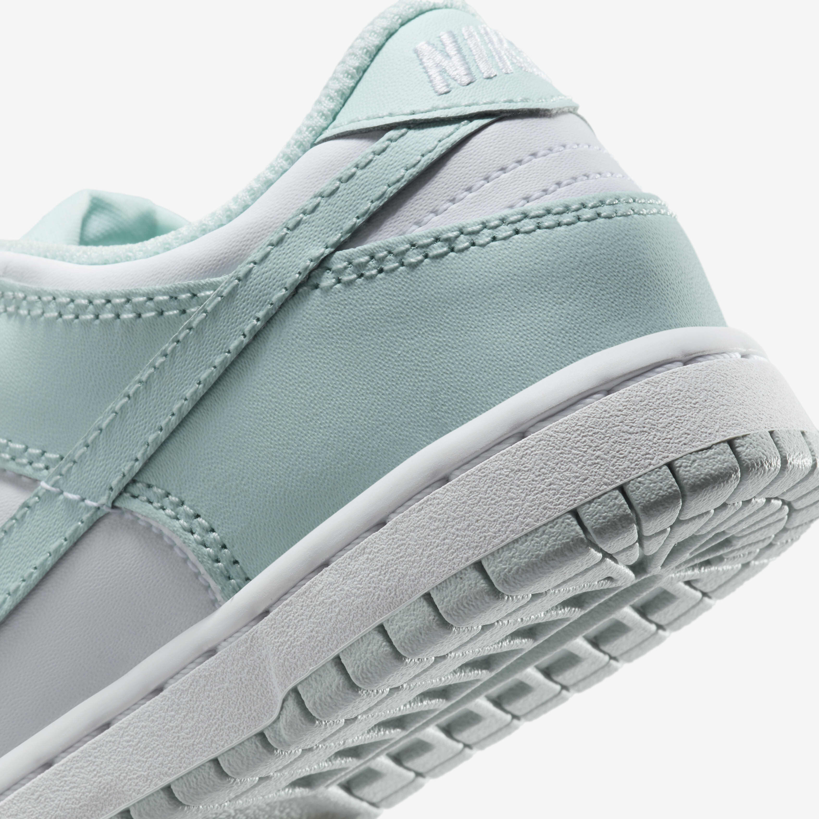 Basket Nike Dunk Low Enfant FB9108-105 https://mastersportdz.store original Algerie DZ Basket Nike Dunk Low Enfant FB9108-105 https://mastersportdz.store original Algerie DZ